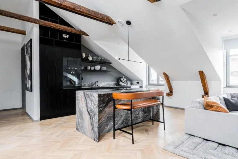 黑色厨房配阿拉伯斯卡大理石台面