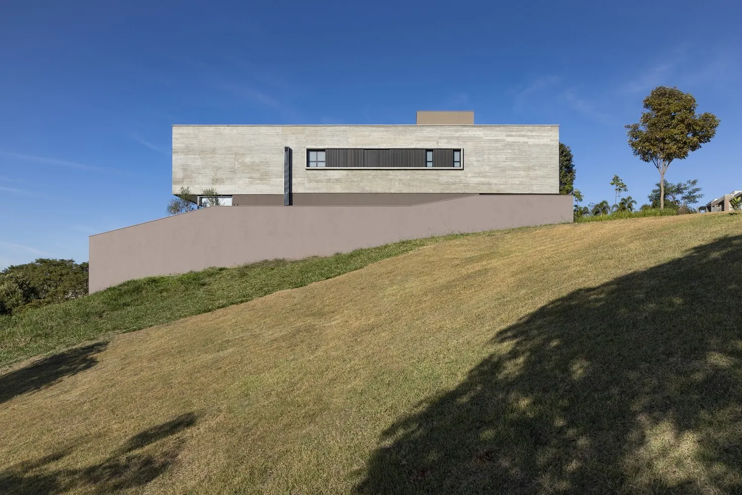 N2B Arquitetura的BC住宅：融入里贝拉乌普雷托坡地的现代建筑