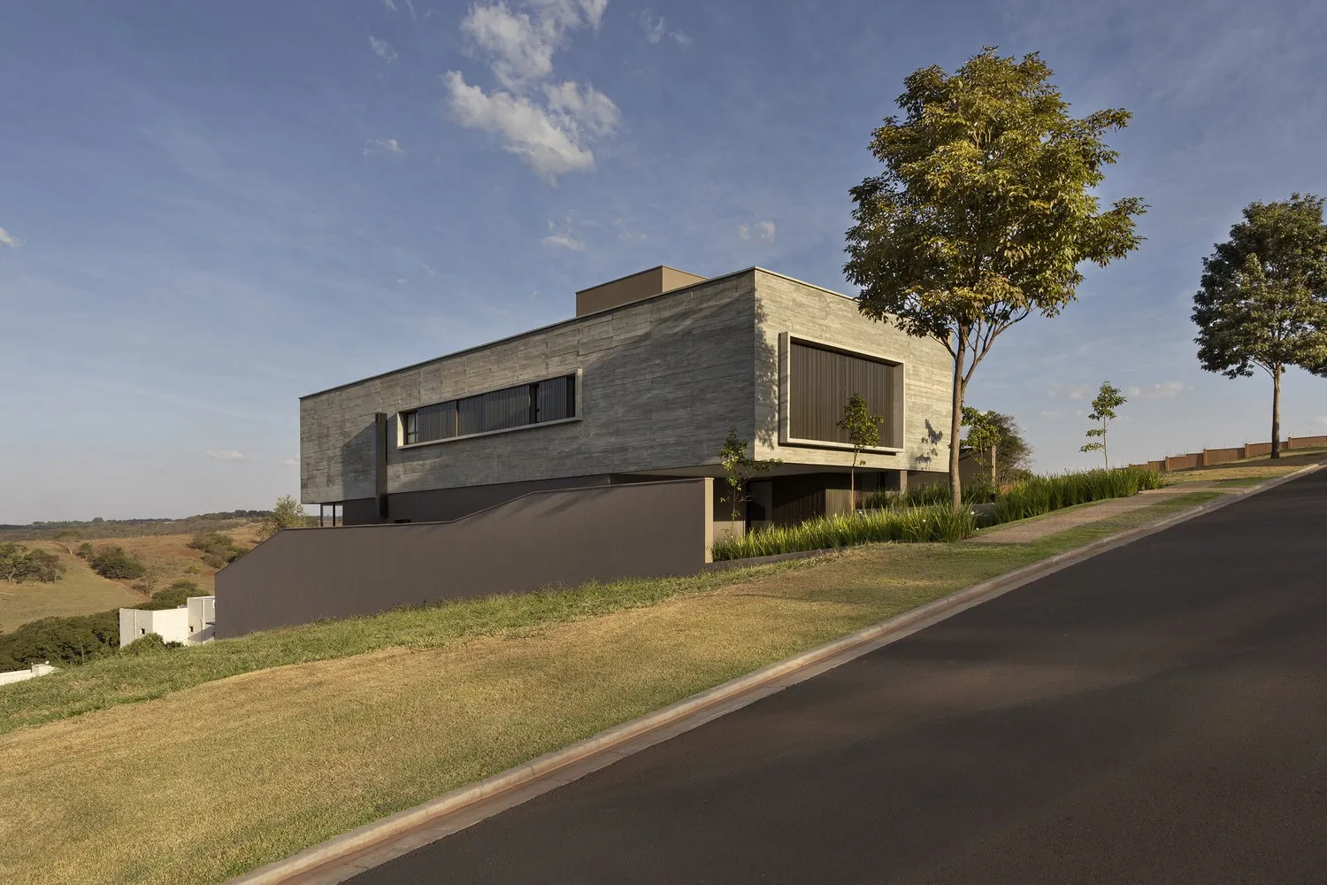 N2B Arquitetura的BC住宅：融入里贝拉乌普雷托坡地的现代建筑