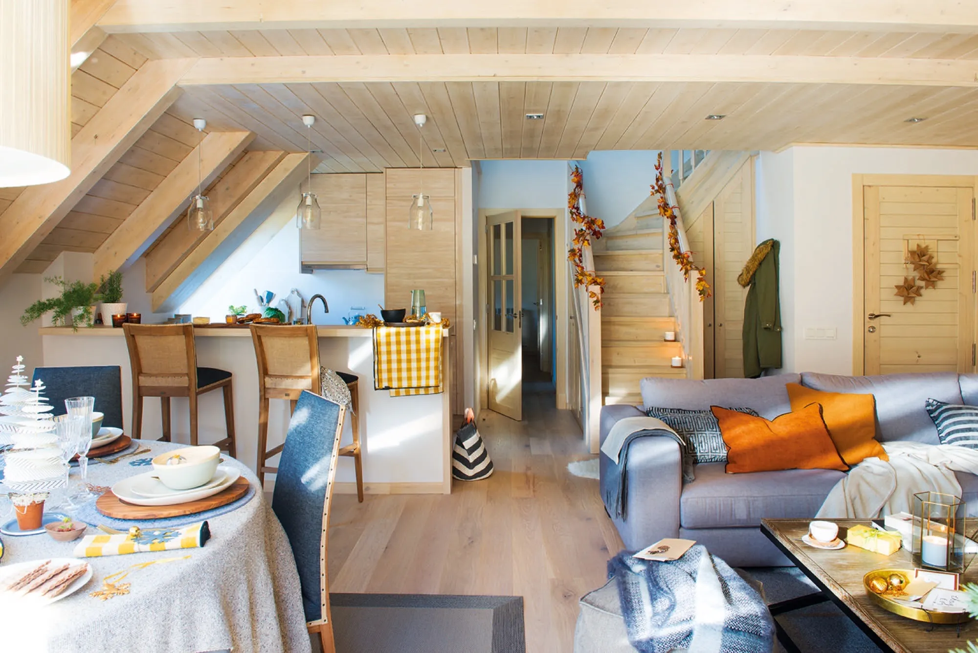 Kleiner Bergdoppelhaus mit nordischen Elementen in weißen und Holzmateria