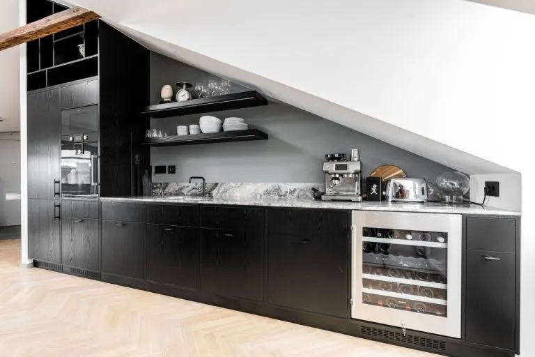 黑色厨房配阿拉伯斯卡大理石台面