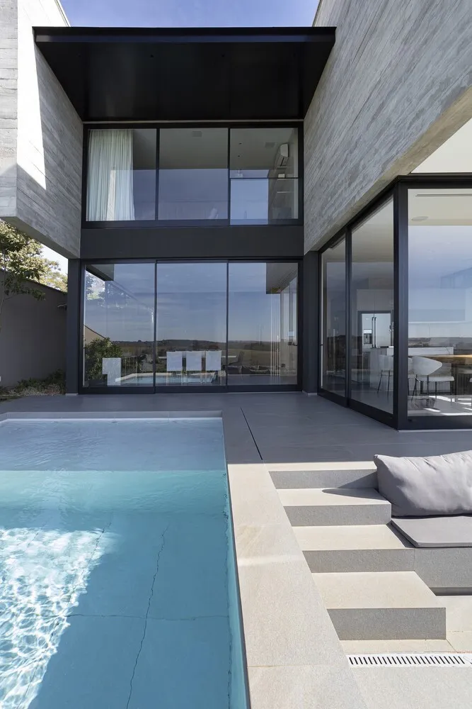 N2B Arquitetura的BC住宅：融入里贝拉乌普雷托坡地的现代建筑