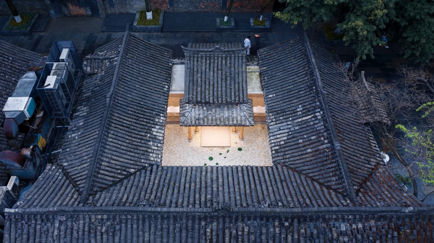 Arabica Kuanzhai Alley by B.L.U.E. Architecture Studio: A Contemporary Café in Chengdu’s Historic Courtyard