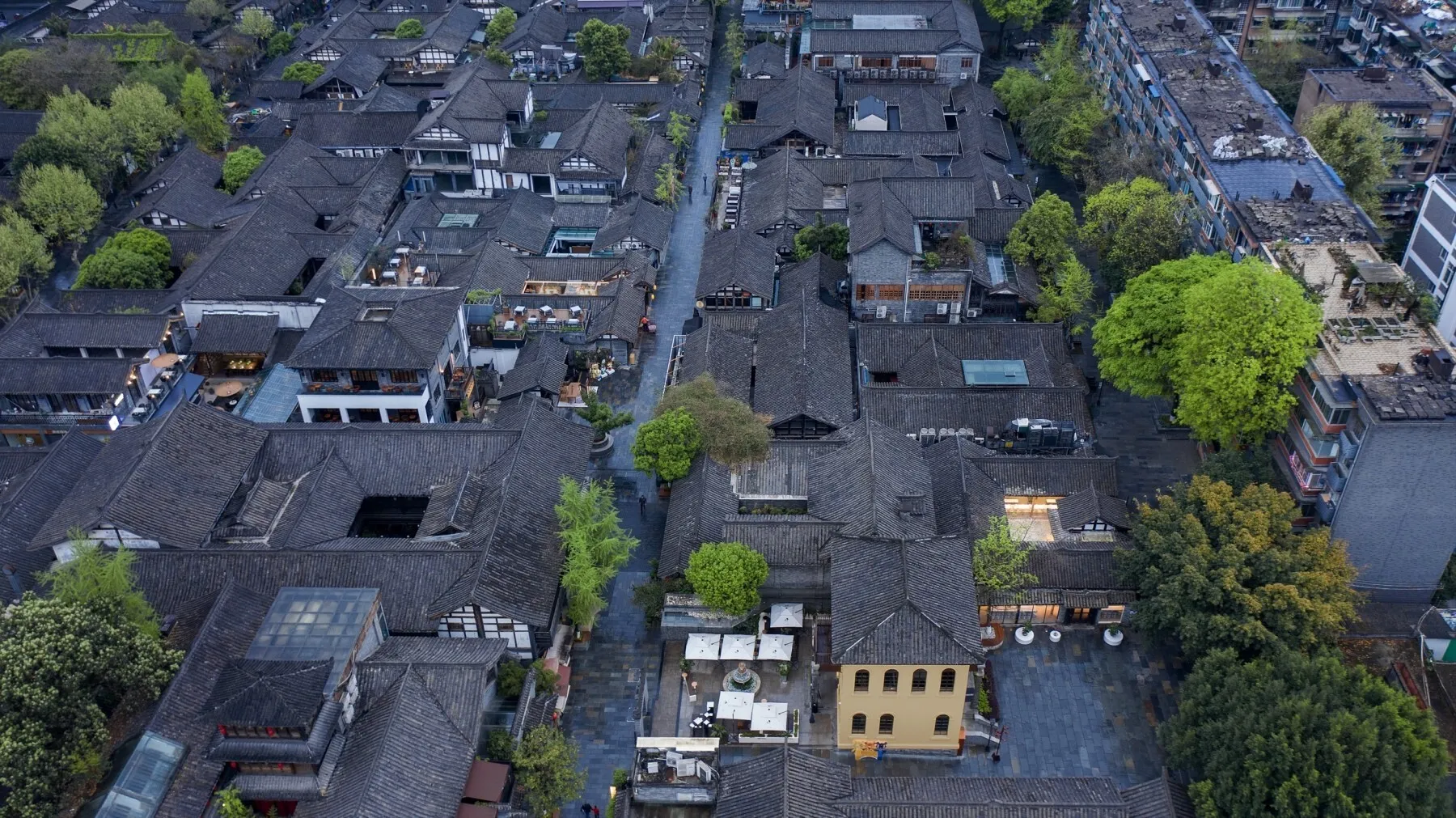 Arabica Kuanzhai Alley by B.L.U.E. Architecture Studio: A Contemporary Café in Chengdu’s Historic Courtyard