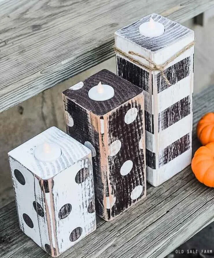 12. Portavelas de madera estampadas en rayas y cuadros para otoño