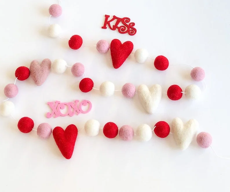 9. Guirnalda de globos de fieltro con mensaje 'Solo amor' para Día de San Valentín