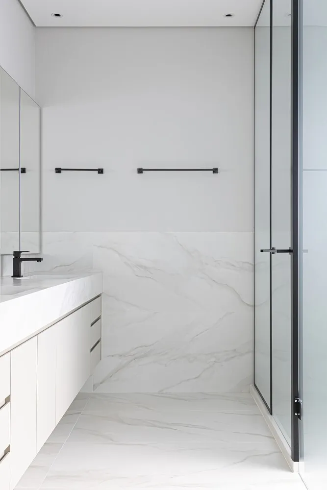 N2B Arquitetura的BC住宅：融入里贝拉乌普雷托坡地的现代建筑