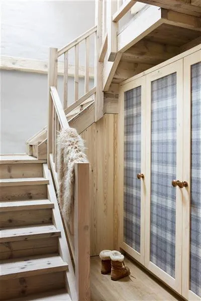 如何在小玄关中组织秩序和储物空间