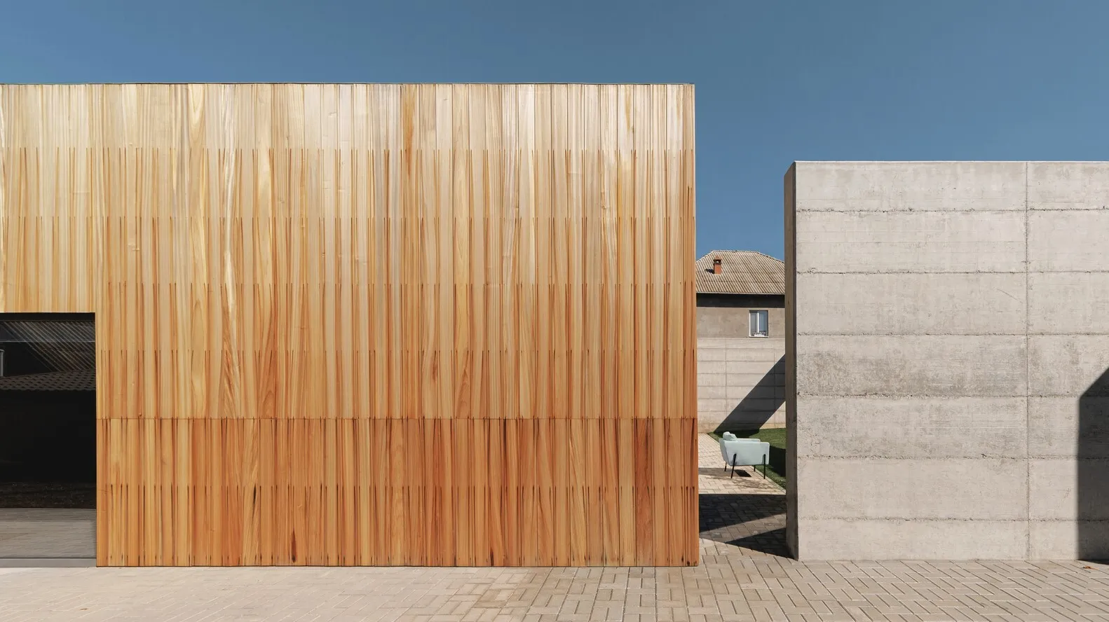 Villa Acer by Maxim Kaluzhak in Hintsesti, Moldova