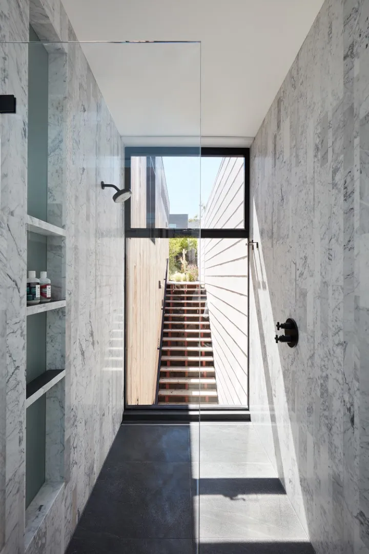 Modern翻转 from Klopf Architecture: Bright House with Reverse Layout in San Francisco