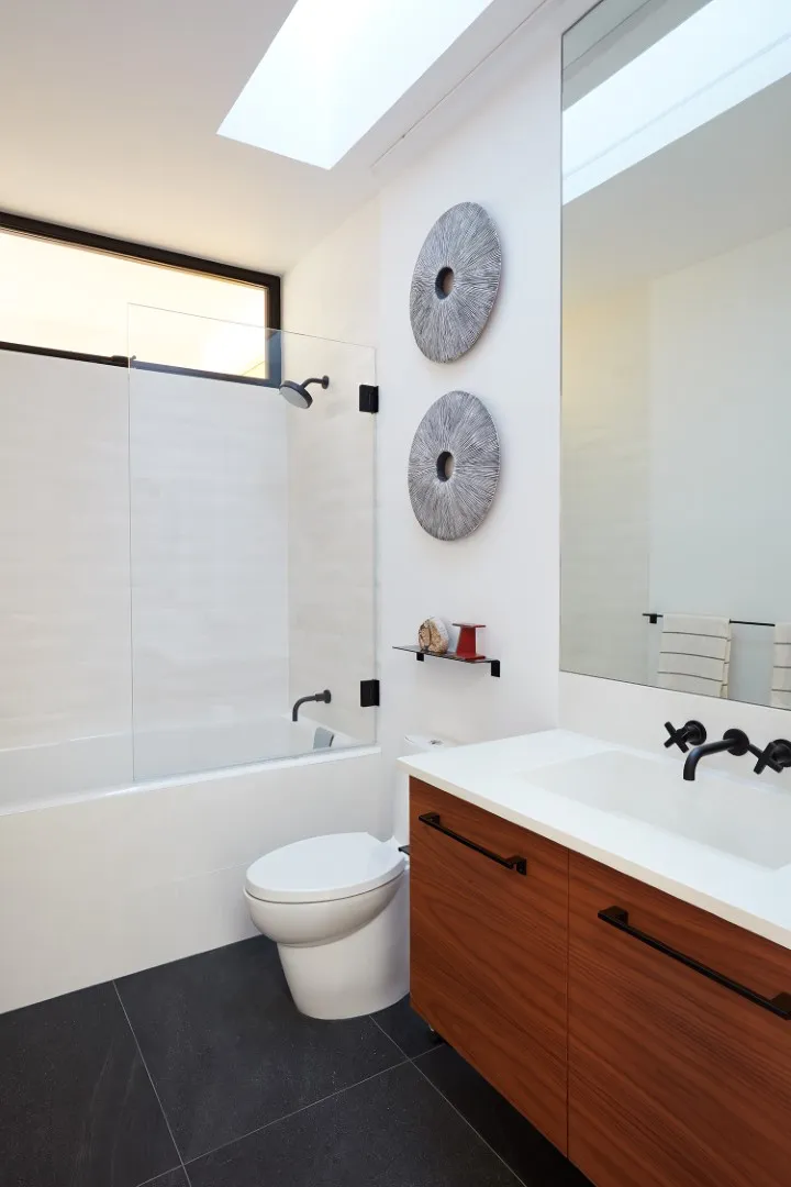 Modern翻转 from Klopf Architecture: Bright House with Reverse Layout in San Francisco