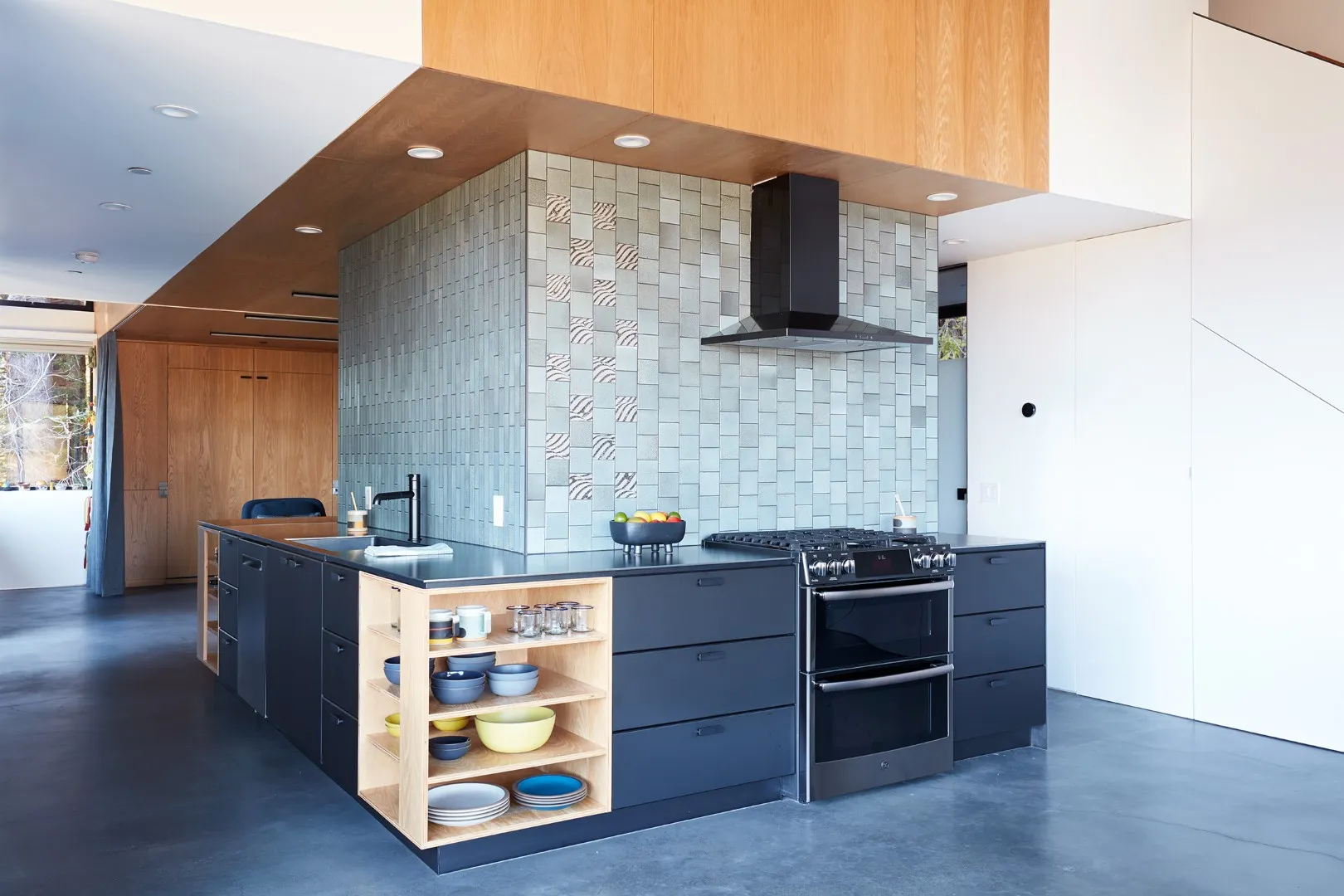 Klopf Architecture设计的黑城堡：现代设计与自然的和谐融合