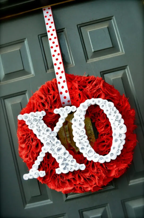 14. WREATH DE VALENTÍN CON LETRAS REDONDAS ROSADAS
