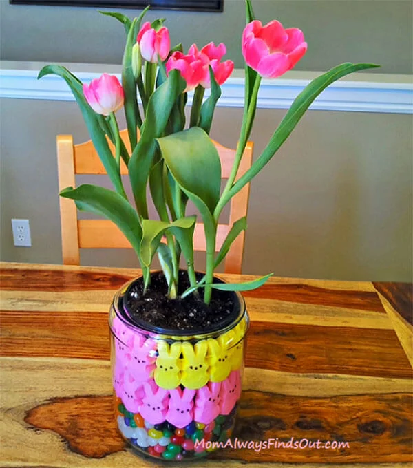 8. CREA UN CENTRO DE MESA PARA PASCUA CON HUEVOS Y TULIPANES