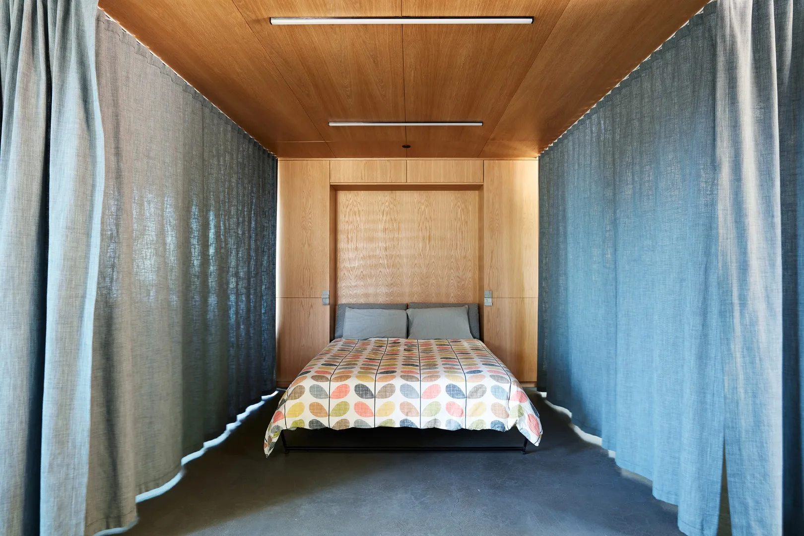 Klopf Architecture设计的黑城堡：现代设计与自然的和谐融合