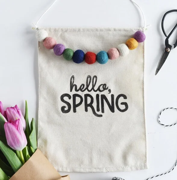 9. DIY decoración de pared primaveral - banner de bienvenida a la primavera