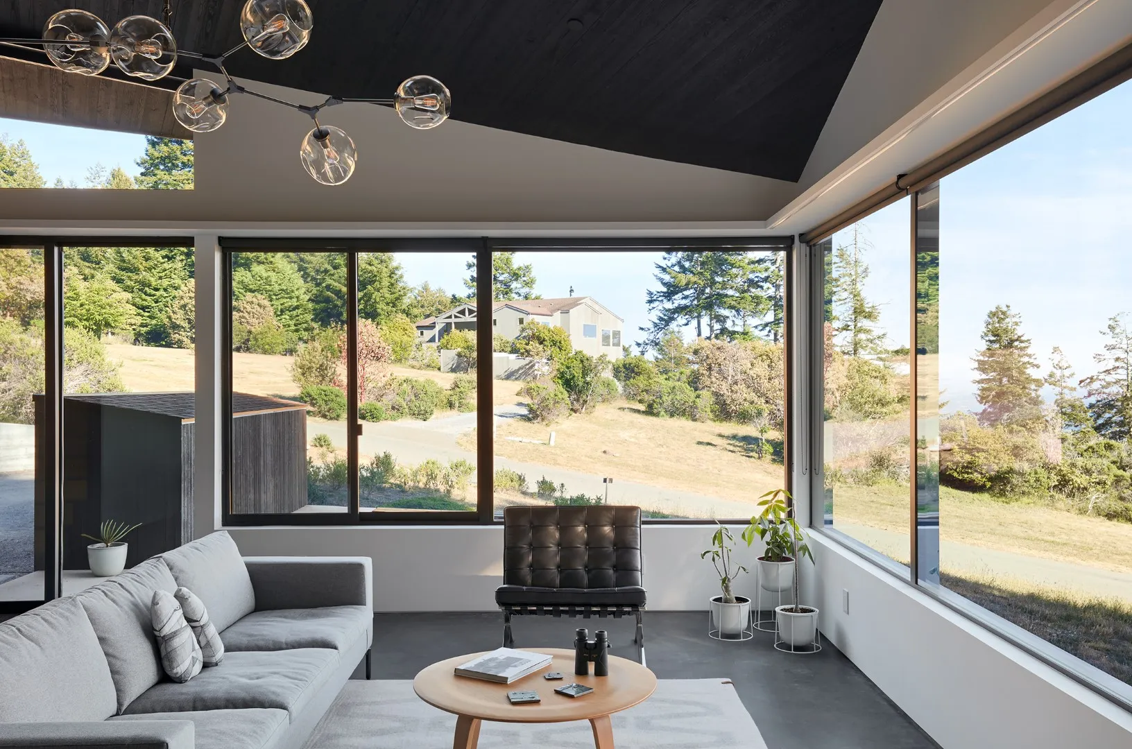 Klopf Architecture设计的黑城堡：现代设计与自然的和谐融合