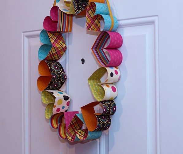 3. WREATH DE CORAZONES DE PAPEL