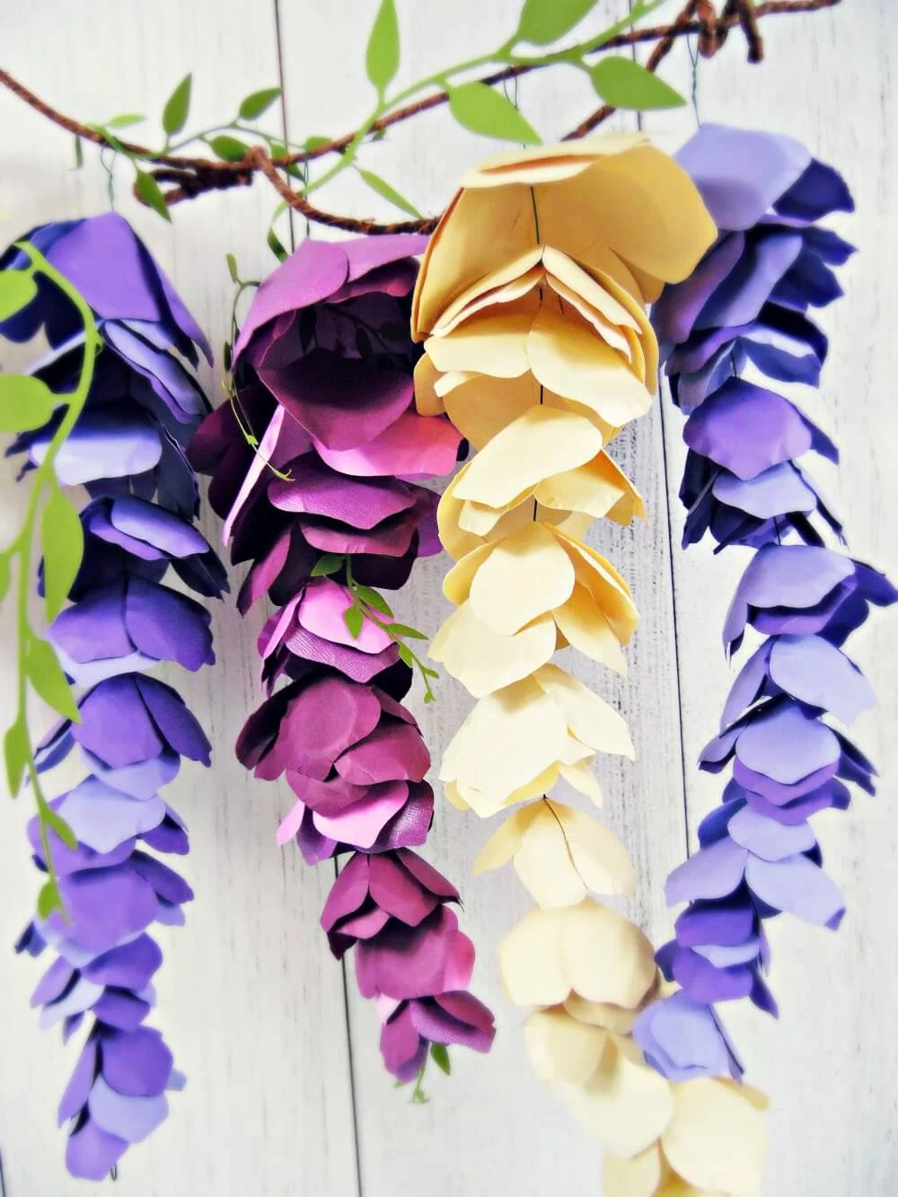 9. Ramillete colgante de papel con violetas