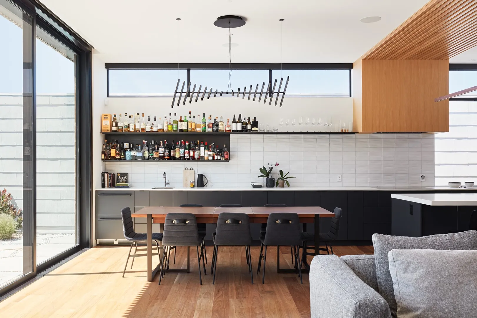 Modern翻转 from Klopf Architecture: Bright House with Reverse Layout in San Francisco