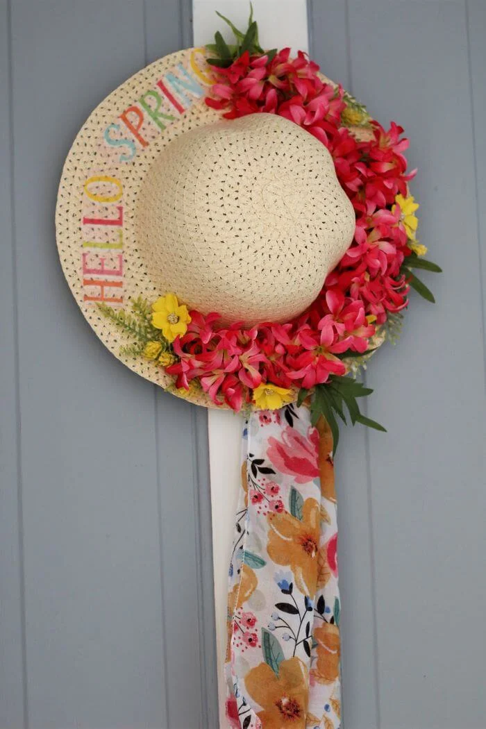 15. SOMBRERO PRIMAVERAL DIY DE PAJA para decorar la puerta principal