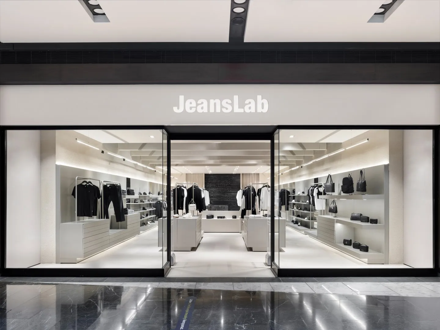 Jeanslab by URBANJOBS — Gender-Neutral Shopping Experience in Istanbul