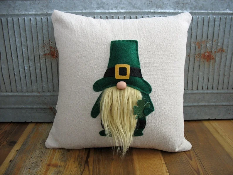 14. Almohada con duende para el Día de San Patricio