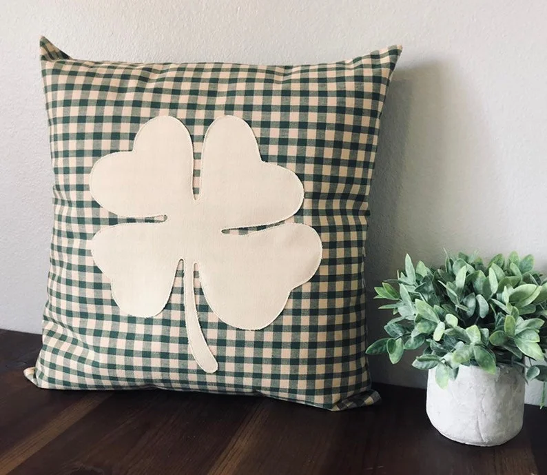 15. Almohada verde y natural con cuadrícula