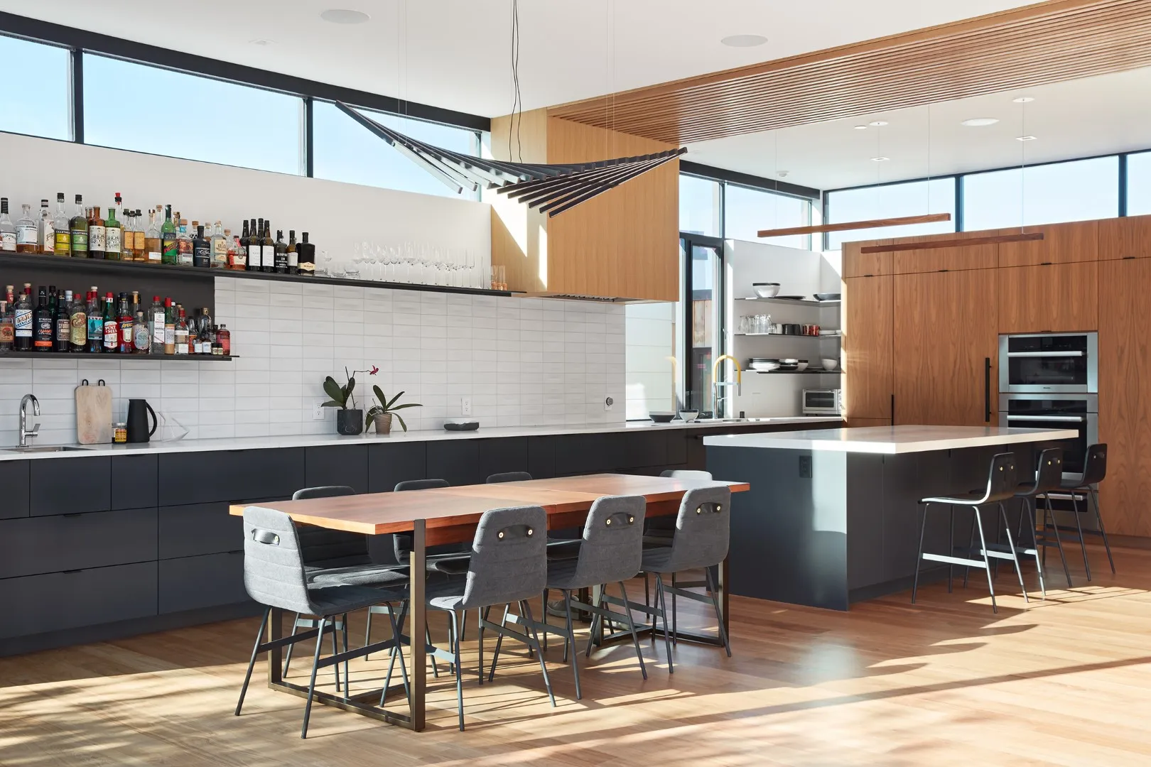 Modern翻转 from Klopf Architecture: Bright House with Reverse Layout in San Francisco