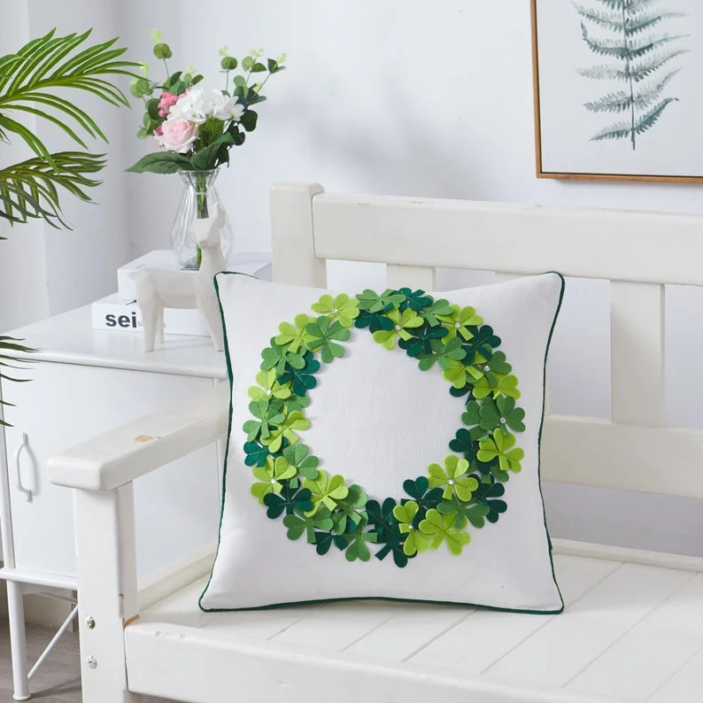 11. Almohada con aplicación 3D de hojas de guirnalda para el Día de San Patricio