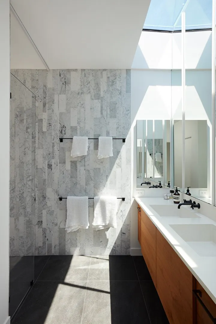 Modern翻转 from Klopf Architecture: Bright House with Reverse Layout in San Francisco