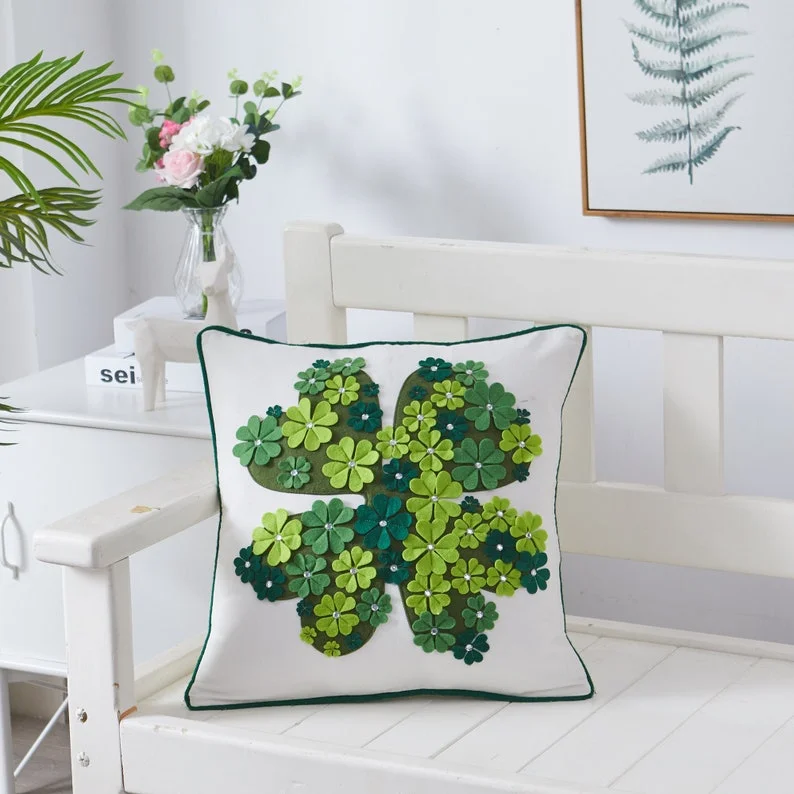3. Almohada verde con trébol de cuatro hojas para el Día de San Patricio