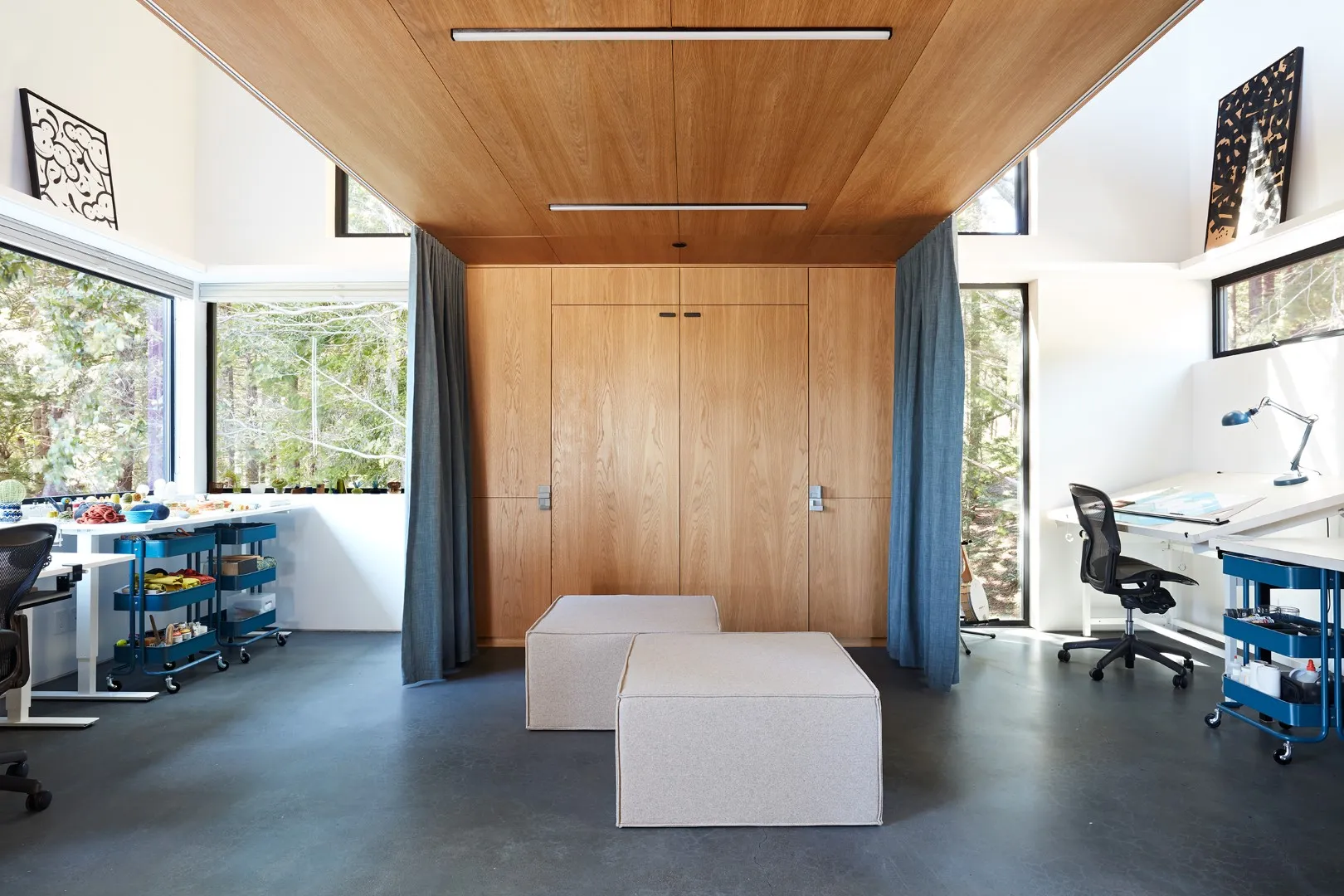 Klopf Architecture设计的黑城堡：现代设计与自然的和谐融合