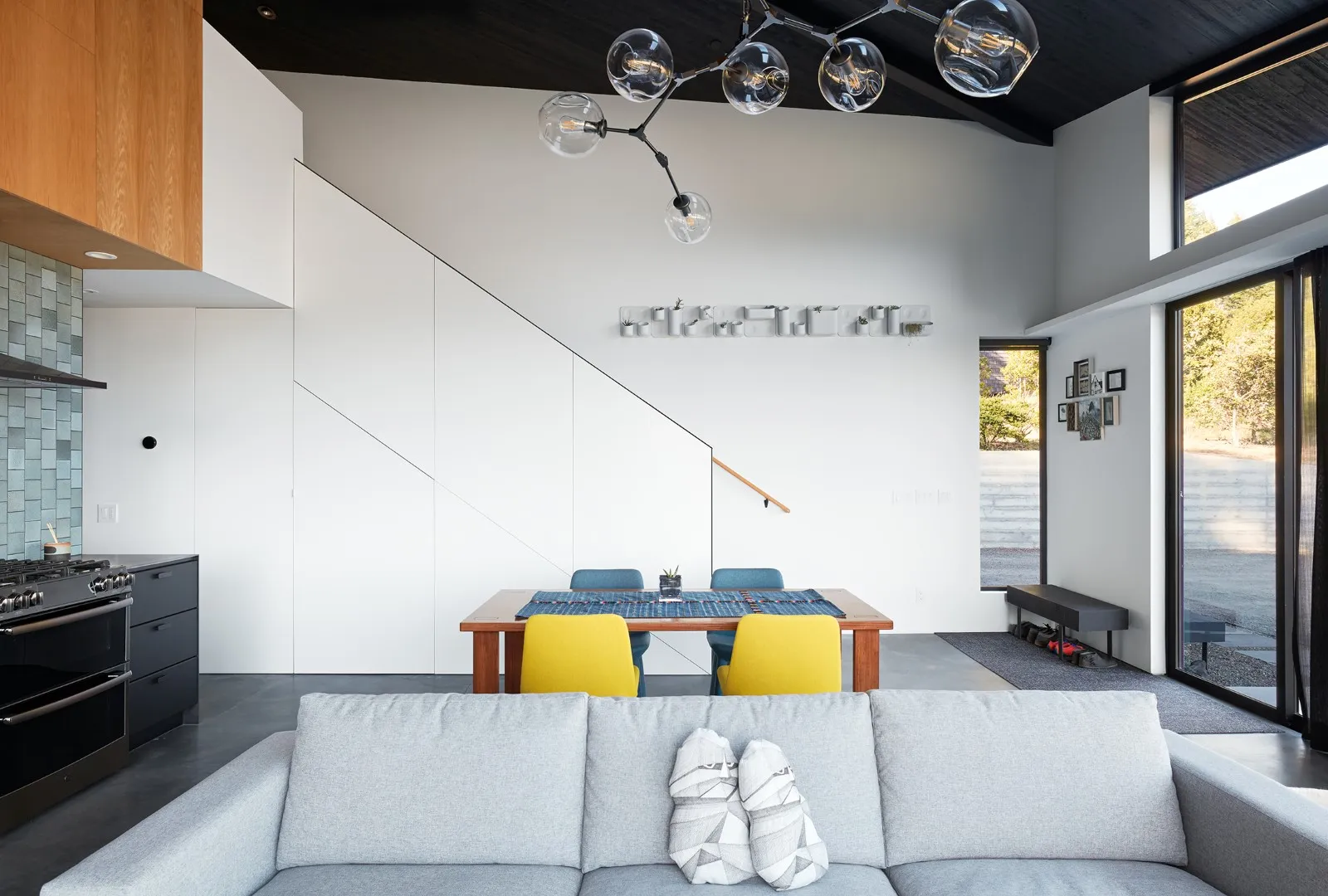 Klopf Architecture设计的黑城堡：现代设计与自然的和谐融合