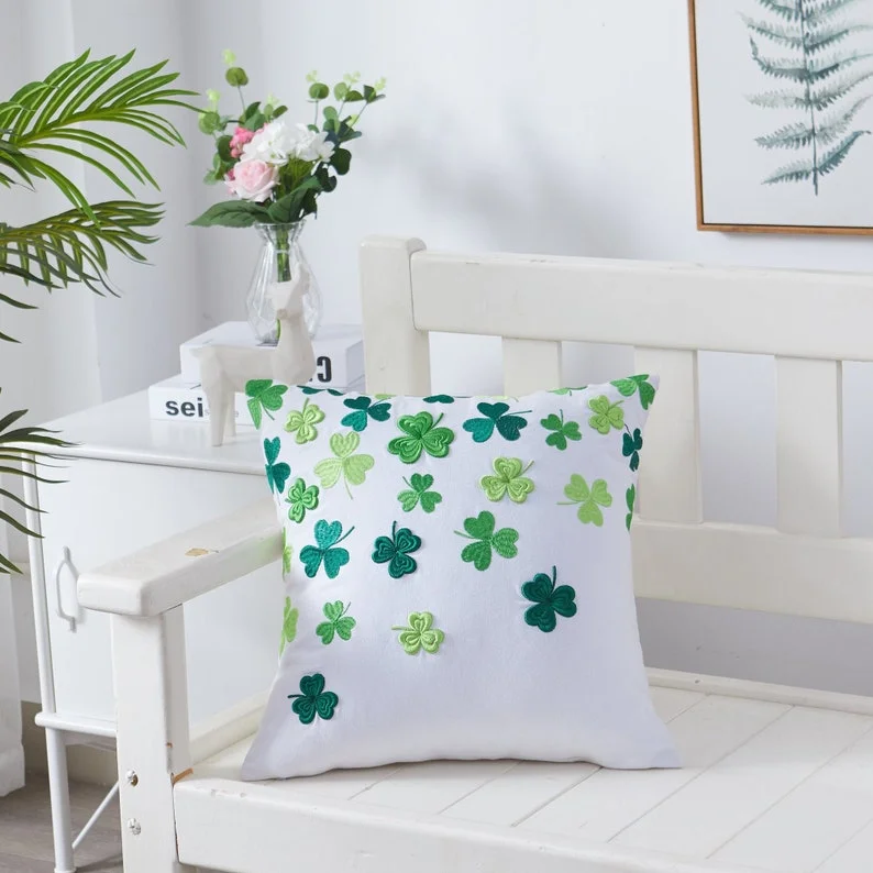 4. Bordado de trébol verde en almohada para el Día de San Patricio