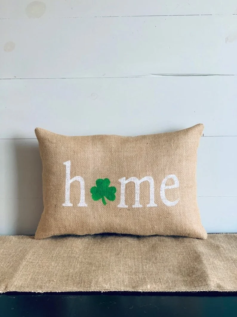 12. Almohada con trébol de cuatro hojas y shamrock