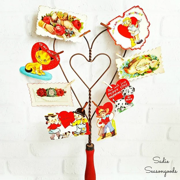 2. Decoraciones vintage para el Día de San Valentín sobre alfombra antigua