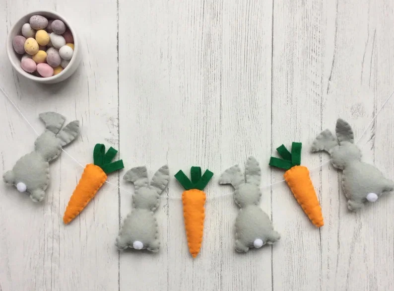 15. Manualidad: guirnalda de fieltro gris con conejito y zanahoria