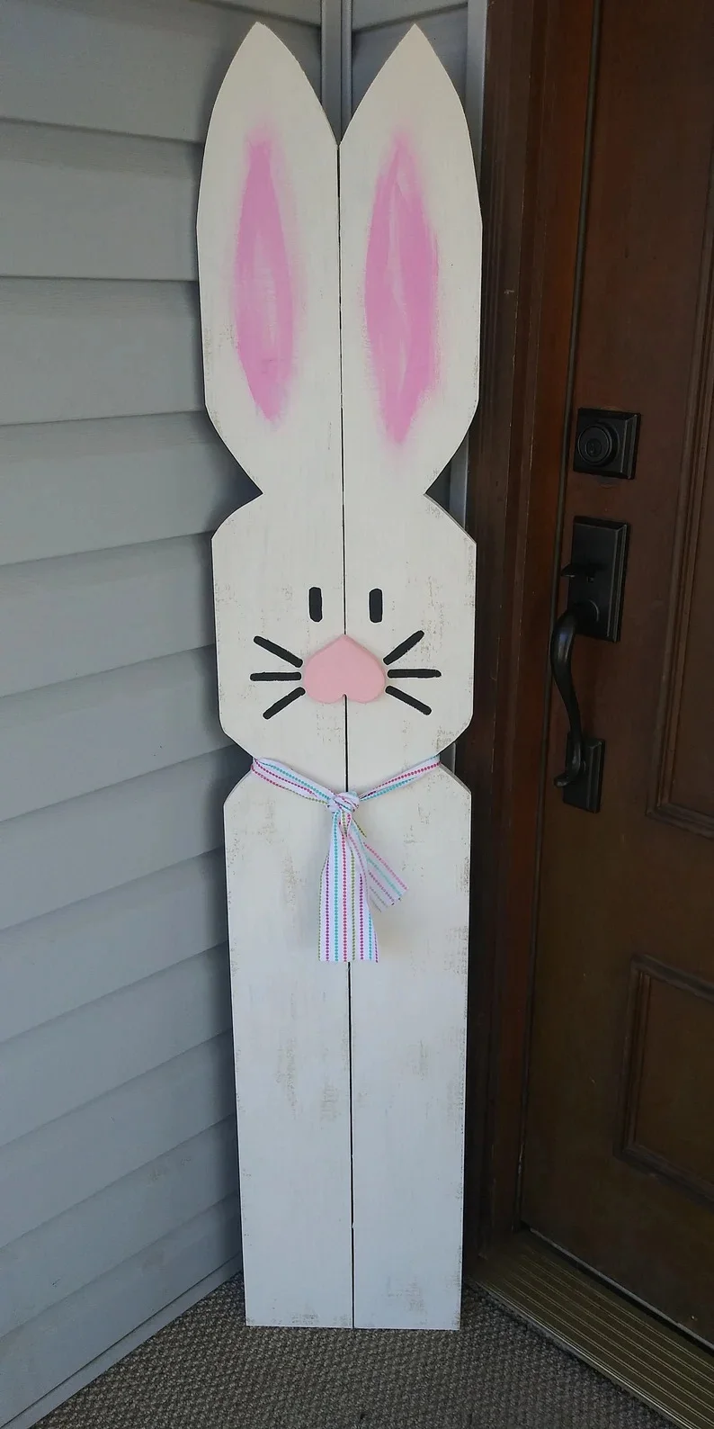 5. Conejo grande junto a la puerta principal