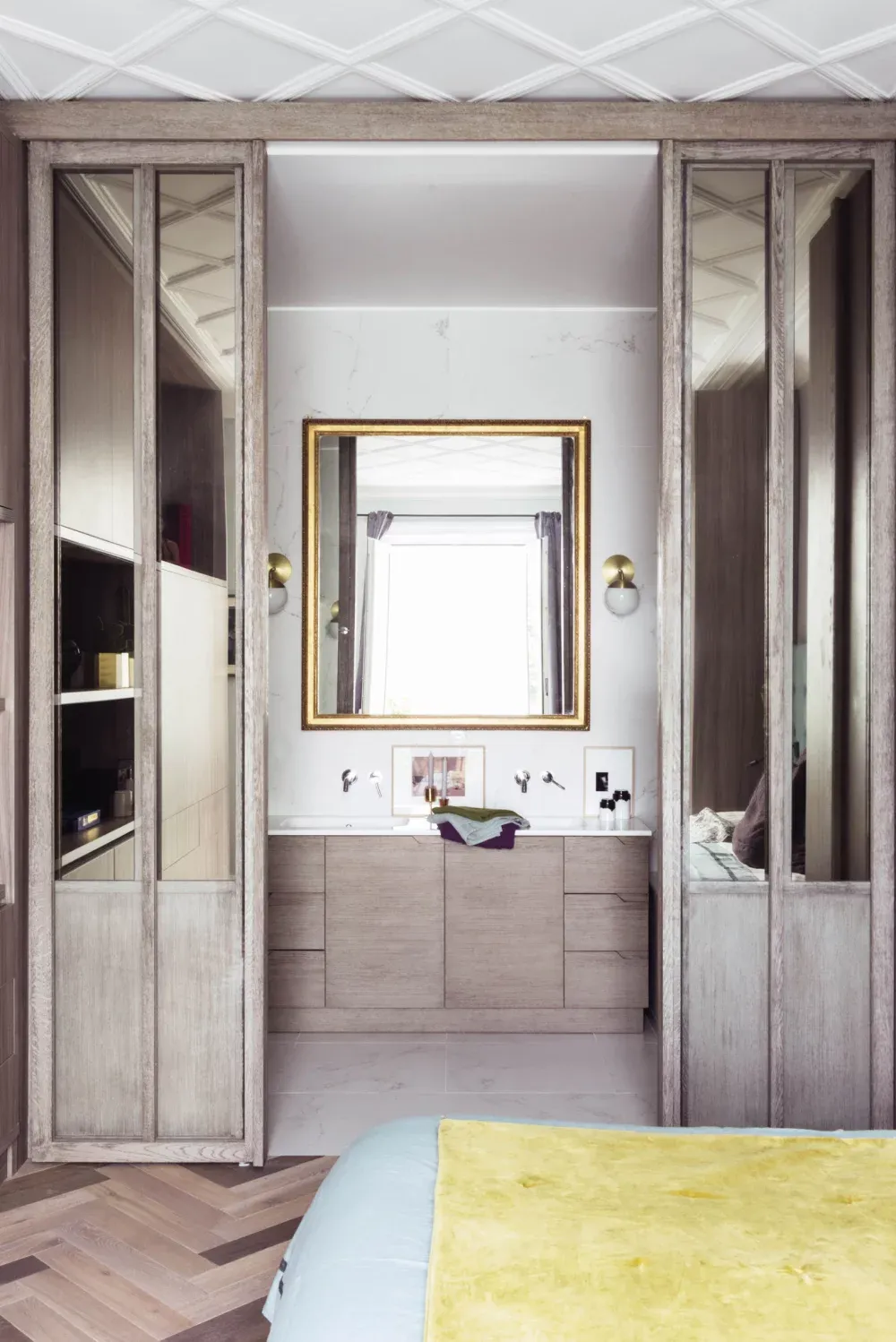 如何在一间房间中结合瓷砖和木地板？