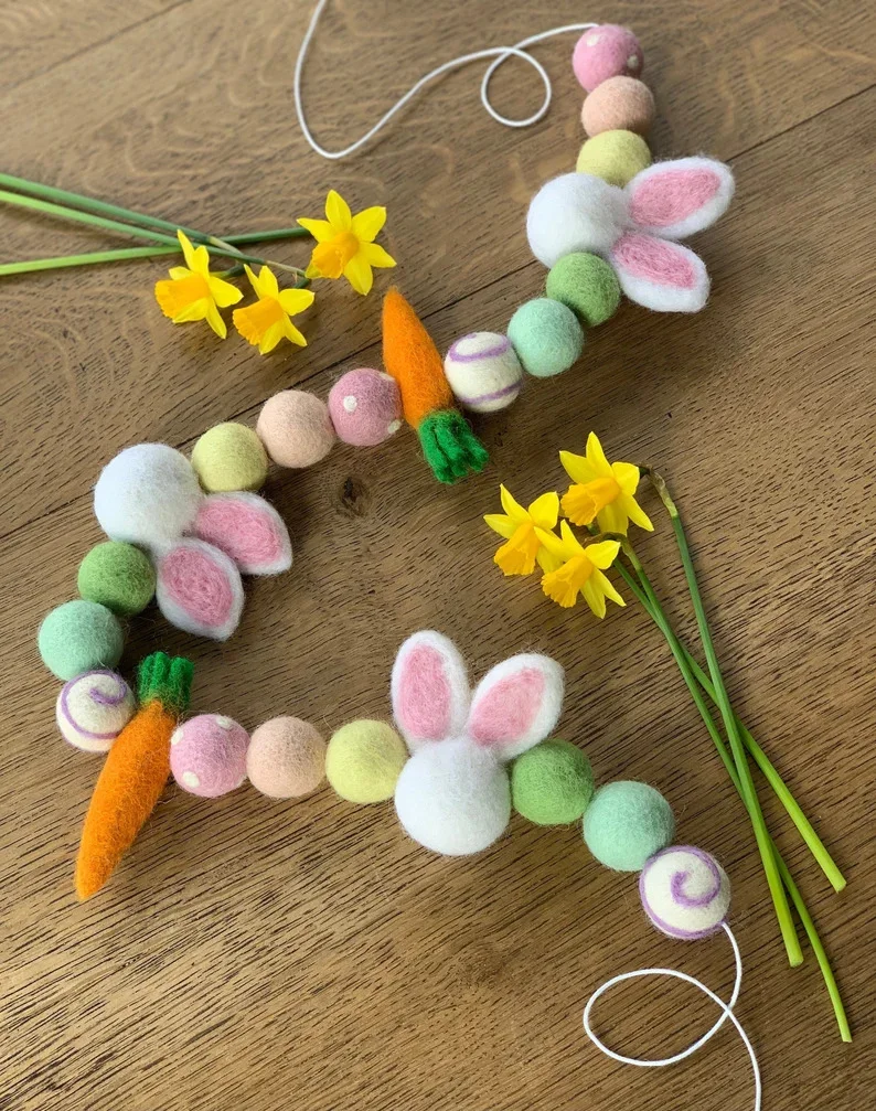 8. Guirnalda de fieltro con conejito y zanahoria