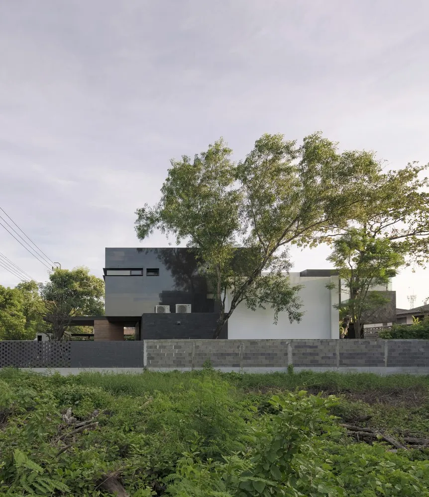 泰国呵叻府Khakhon Na Yao村TOUCH Architect设计的(Be)hide住宅