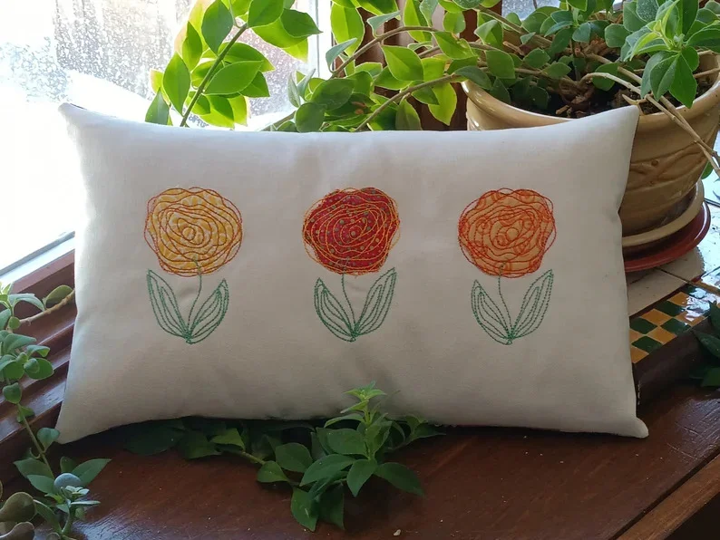 14. 三朵刺绣花卉靠垫