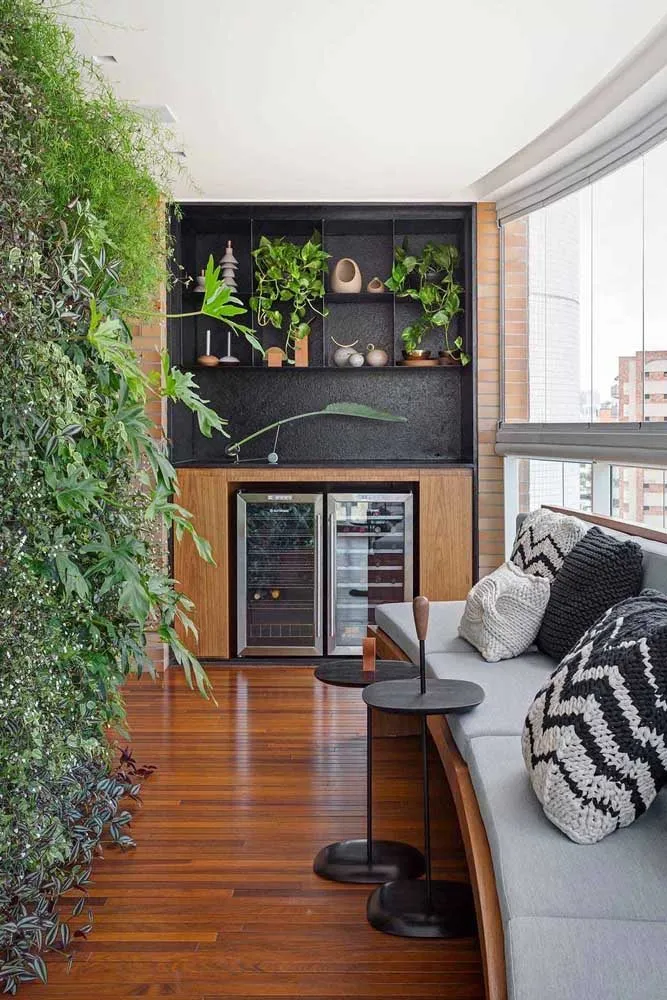 Советы по декорации узкого балкона