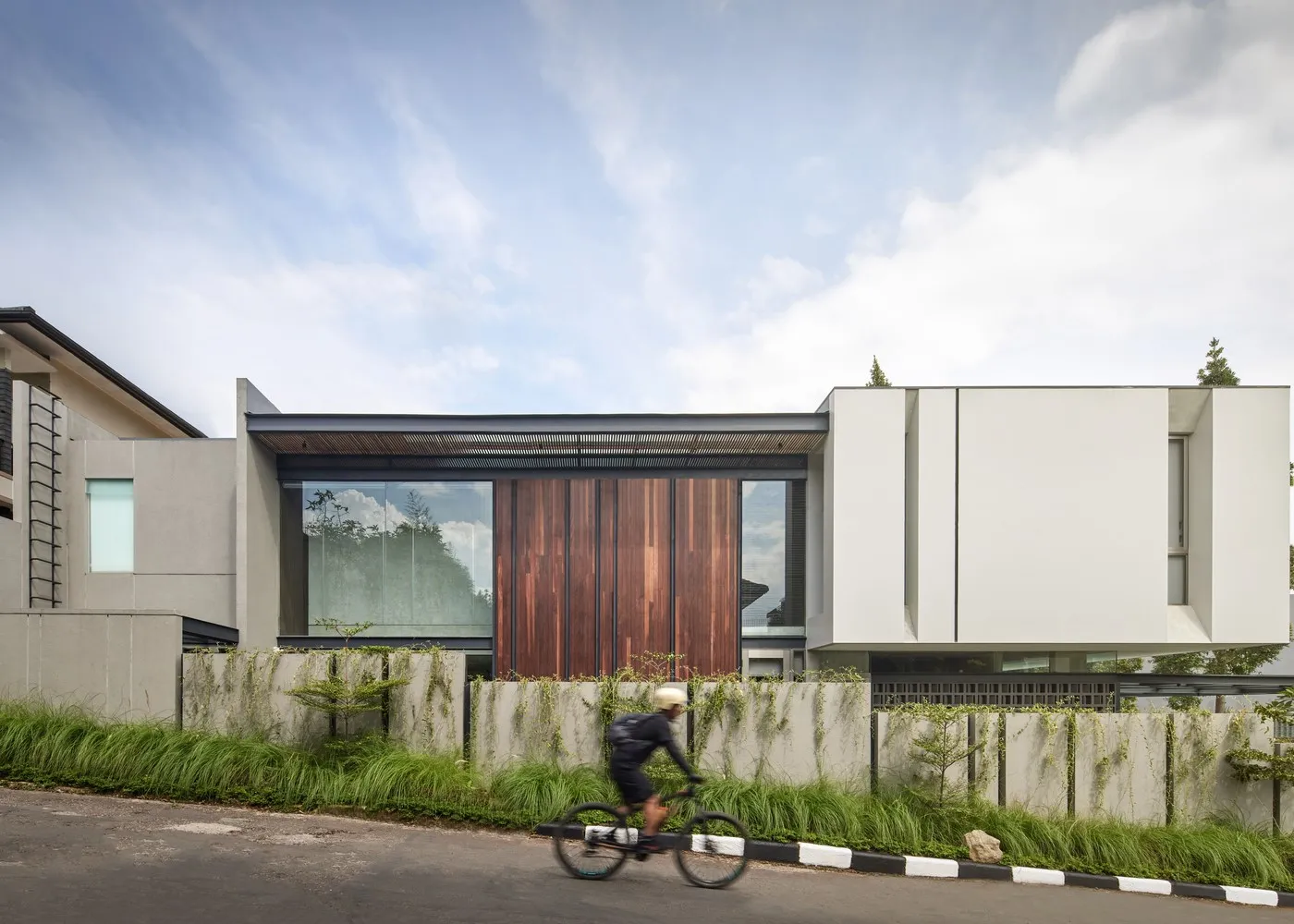 RUANGRONA设计的IF住宅位于印度尼西亚苏卡萨里凯卡马坦