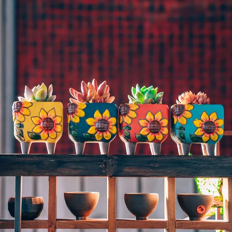 15. Artesanías florales con cactus y suculentas de barro