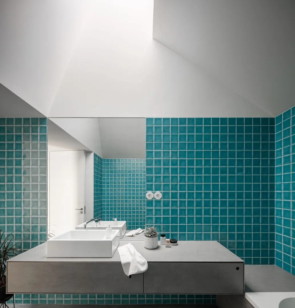 圣伊奥安住宅由NU.MA建筑事务所设计，位于葡萄牙阿维亚尔