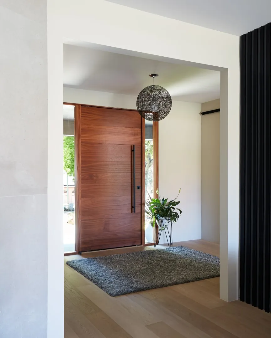 Klopf Architecture 现代 Ranch 房屋：圣何塞的现代改造