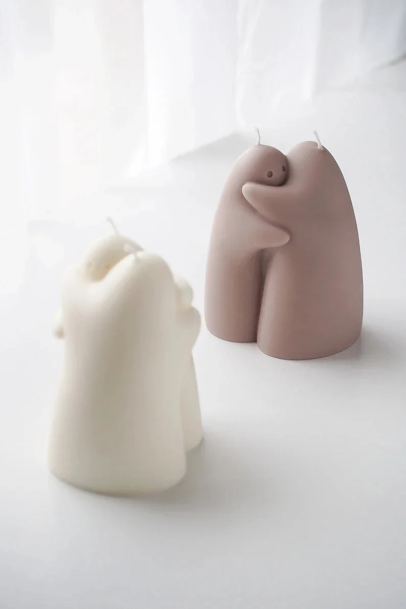 2. Vela en forma de abrazos