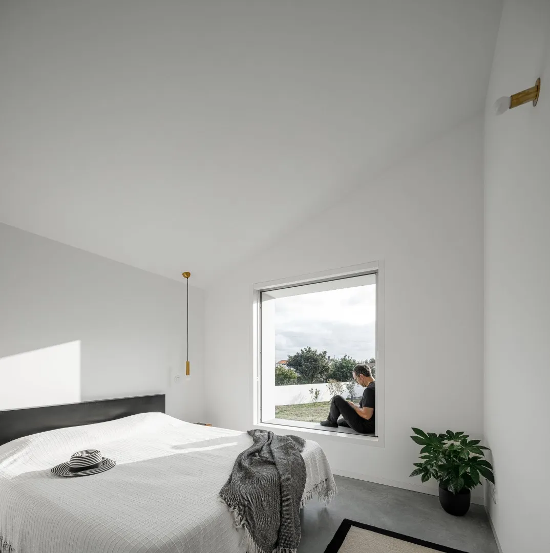 圣伊奥安住宅由NU.MA建筑事务所设计，位于葡萄牙阿维亚尔